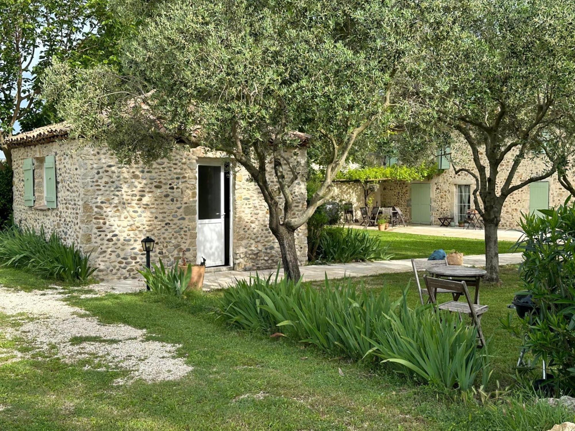 Maisonnette Independante Au Calme Dans Un Grand Jardin Шатонеф-дю-Рон Экстерьер фото