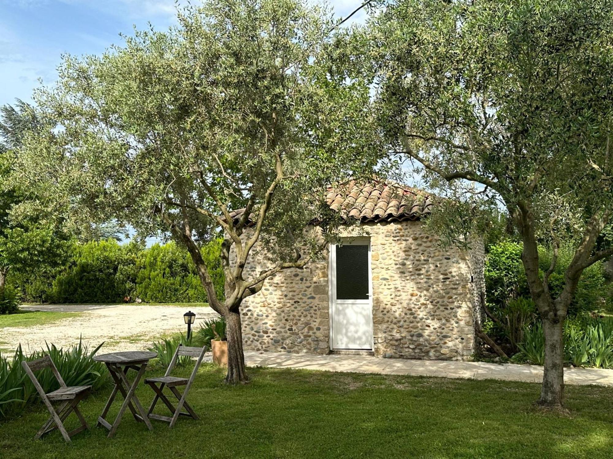 Maisonnette Independante Au Calme Dans Un Grand Jardin Шатонеф-дю-Рон Экстерьер фото